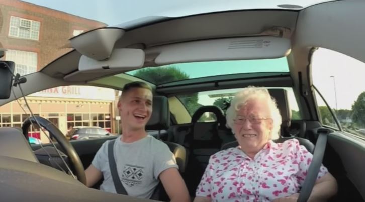 Nonnina in lacrime, la sorpresa del nipote è commovente