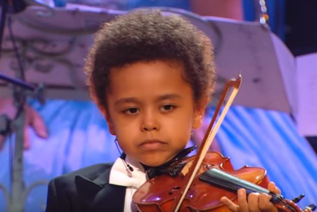 Akim ha solo 5 anni ma è un fenomeno con il violino – Video