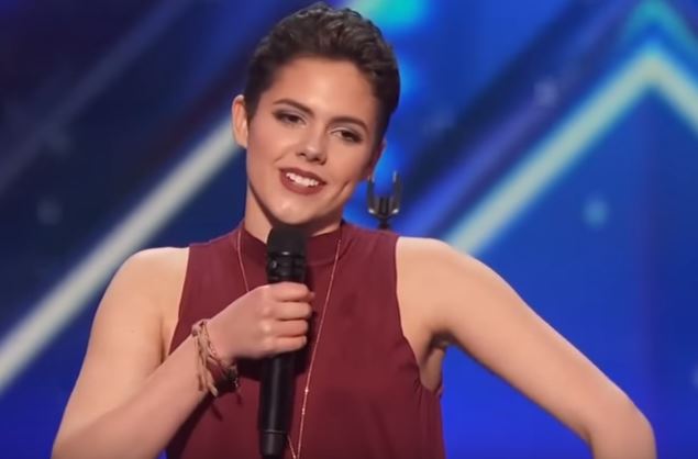 Il giudice più severo schiaccia il pulsante d’oro, questa ragazza è doppiamente speciale