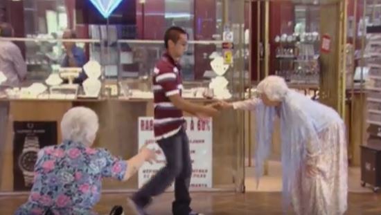 Un’anziana ha bisogno d’aiuto, ma quando si avvicina questo ragazzo…
