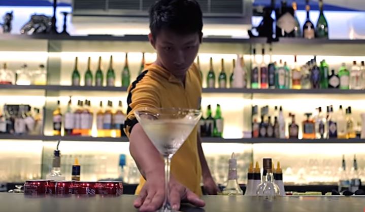 Il Bruce Lee dei barman vi lascerà senza parole – Video