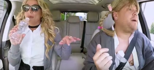 Britney Spears canta “Baby One More Time” nel karaoke tv