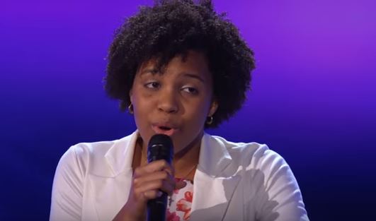 14enne sale sul palco tremando come una foglia, ma appena inizia a cantare…