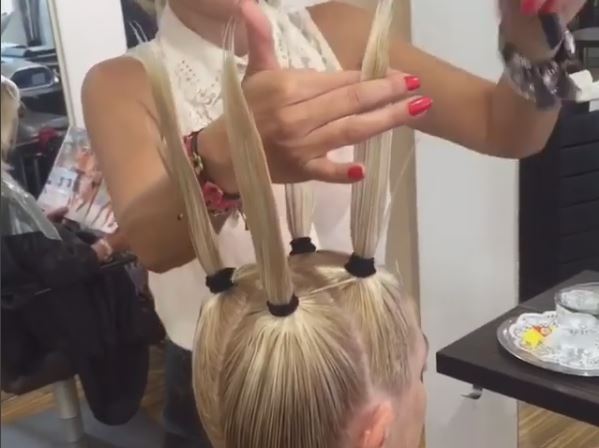 Come tagliare i capelli in poche semplici mosse, il tutorial è virale