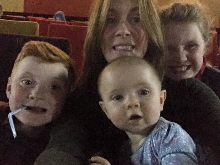 Scatta selfie con i figli al cinema, alle loro spalle appare qualcosa di inquietante