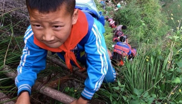 Scalano le montagne per andare a scuola, il video lascia senza parole