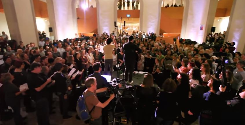 500 persone cantano “Space Oddity”, il video del toccante tributo a Bowie