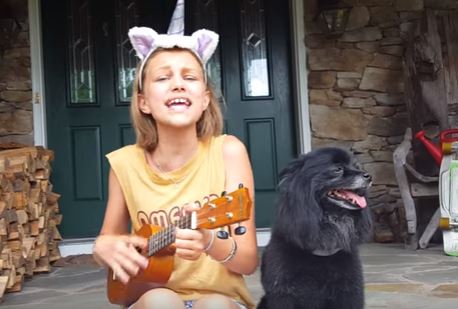 Grace canta Meghan Trainor accompagnata dal suo ukulele