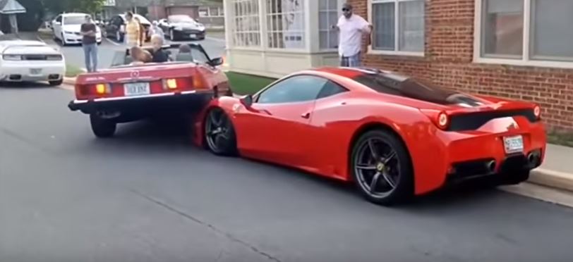 Tampona Ferrari da 200mila euro, il video del costoso incidente