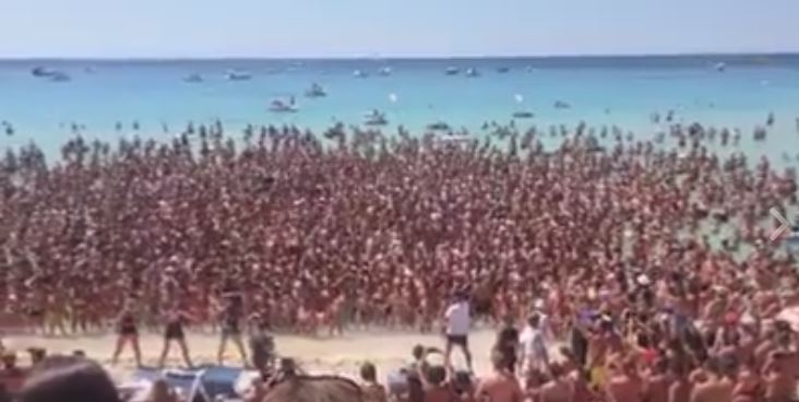 “Andiamo a comandare”, mega flash mob su una spiaggia del Salento