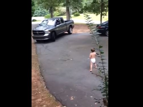 “Ti amo, papà”, il bimbo che non vuole separarsi dal padre commuove il web