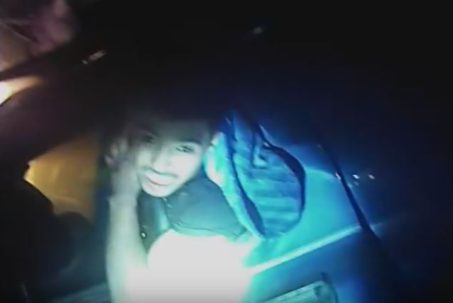 Auto si schianta e prende fuoco, passeggero salvo per miracolo – Video