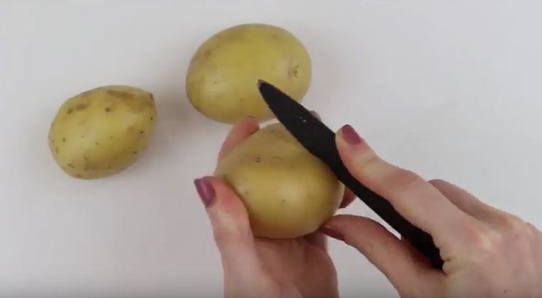 Come pelare le patate in maniera semplice e veloce – Video