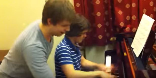 Il genio del pianoforte duetta con un “intruso” – Video