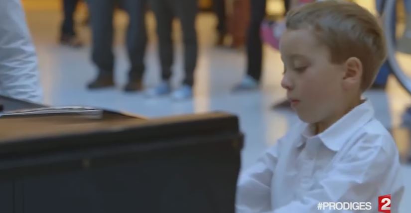 Il baby talento si siede al piano del centro commerciale, ciò che accade è incredibile
