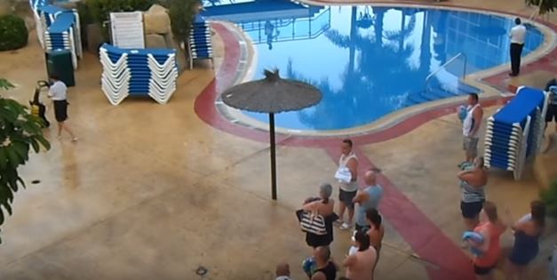 La folle corsa dei turisti inglesi per il posto migliore in piscina