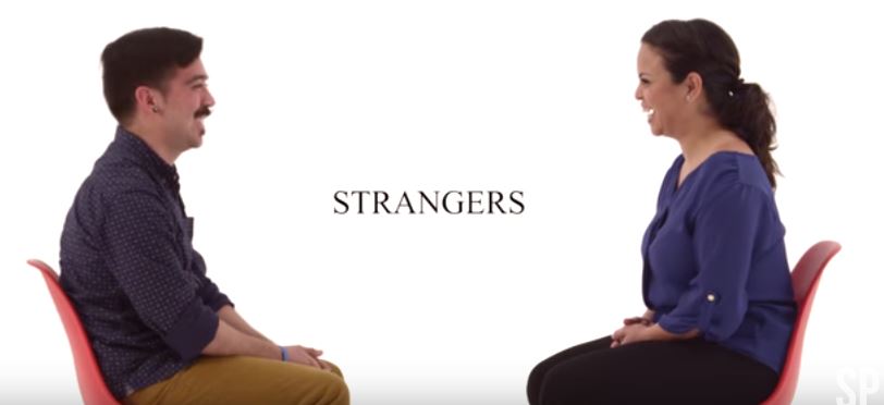 Si guardano negli occhi per quattro minuti, l’esperimento è virale