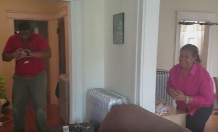 Non vede la madre da 10 anni, la sua reazione non può non commuovervi