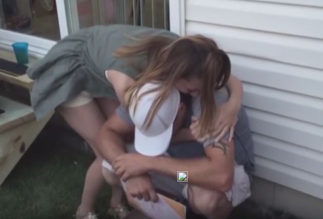 Riceve un regalo speciale dalla figlia adottiva, impossibile trattenere le lacrime