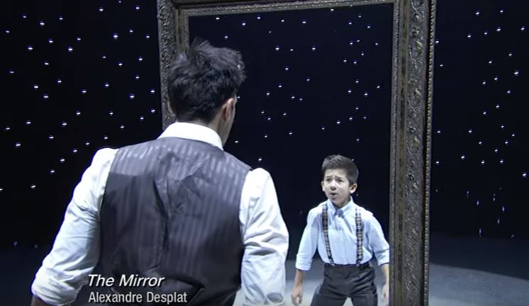 Un finto specchio separa i due ballerini, la performance è emozionante