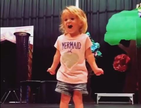 Come imparare l’alfabeto cantando, ce lo spiega questa bimba di 2 anni