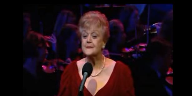 “La signora in giallo” canta “La bella e la bestia” e commuove tutti