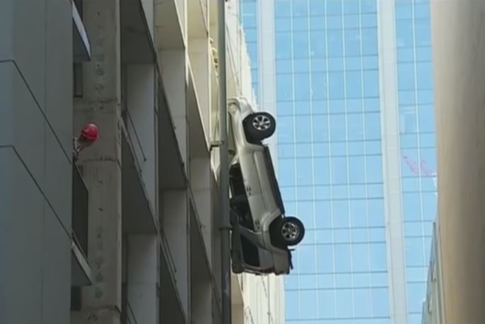 Texas, resta appeso con l’auto al quinto piano del parcheggio – Video