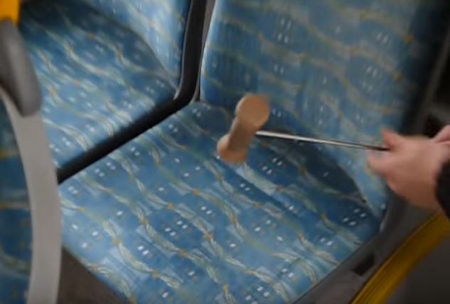 Colpisce il sedile del bus con un mazzuolo: quello che viene fuori è sorprendente
