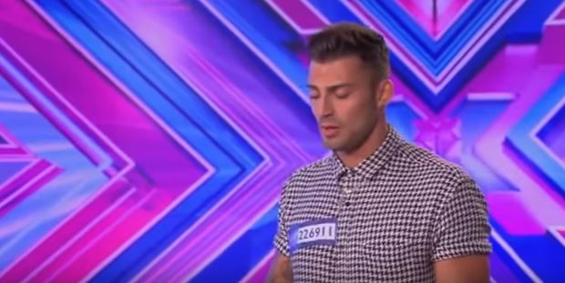 Gli chiedono di cantare con più sentimento, quello che fa è incredibile