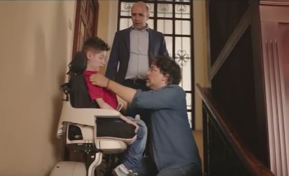 Checco Zalone e lo spot ‘scorretto’ per la ricerca sulla Sma – Video