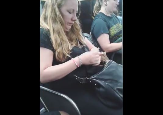 Berlino, donna sniffa cocaina sul bus davanti agli altri passeggeri – Video