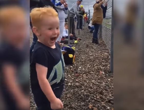 La gioia incontenibile del piccolo fan di Valentino Rossi – Video