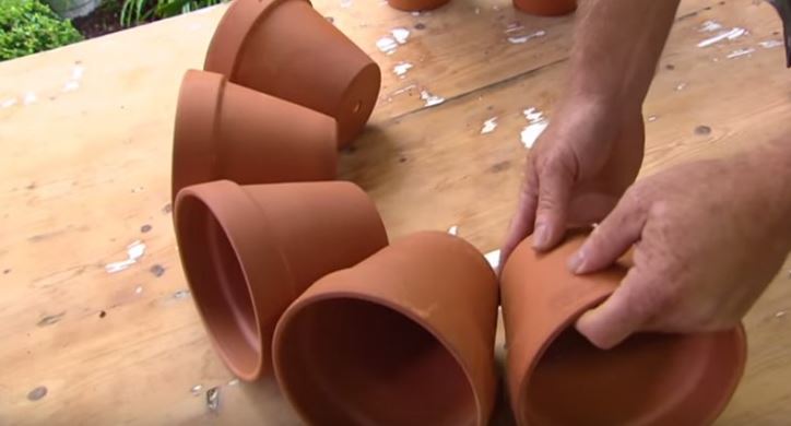 Inizia con l’incollare dei vasi di terracotta, il risultato è un piccolo capolavoro