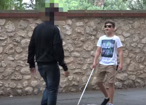 Si finge non vedente per mettere alla prova l’onestà delle persone – Video