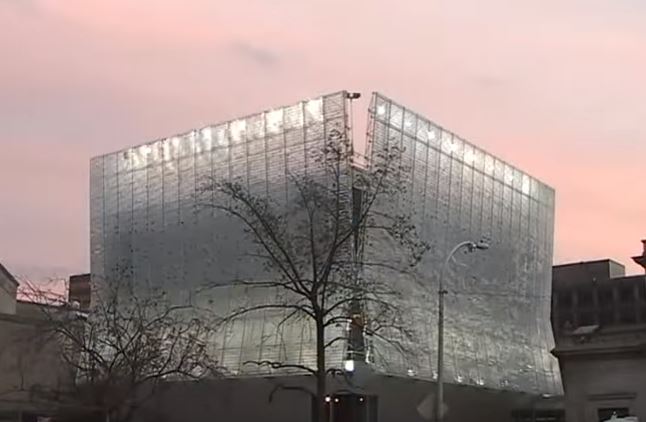 Sembra un edificio come tanti, ma appena soffia il vento…