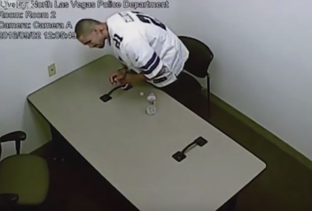 Assassino rompe le manette e fugge, il video dell’incredibile ‘impresa’