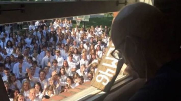 400 studenti cantano per il professore malato di cancro – Video