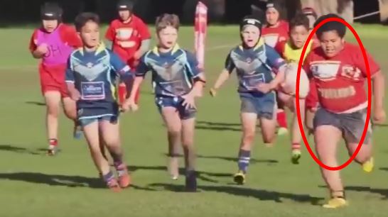 A 9 anni è un fenomeno del rugby, guardate come stende i coetanei – Video