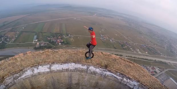 Scala una canna fumaria alta 250 metri, la performance è da brividi