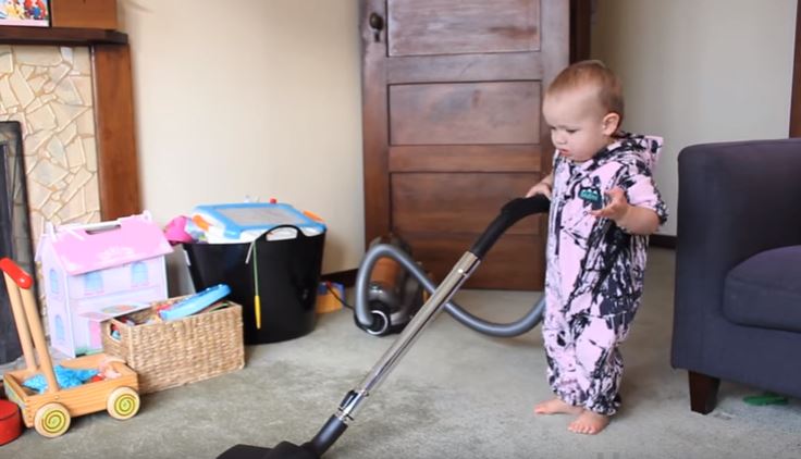 “Insegna” alla figlia a fare le faccende domestiche, il video è esilarante