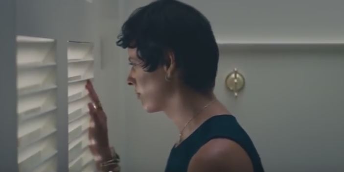 L’angoscia di una trans in un bagno pubblico, lo spot è virale