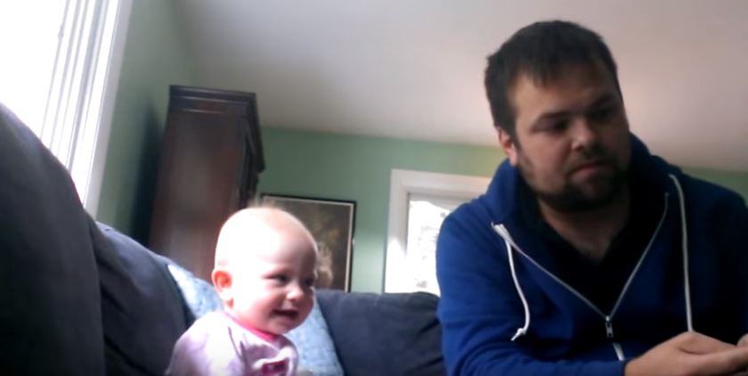 Lo zio legge una fiaba e la piccola Margot non riesce a smettere di ridere