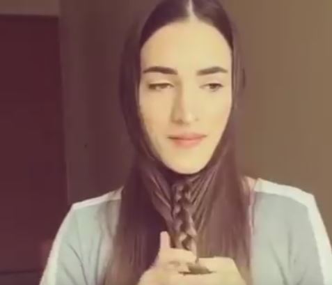 Inizia intrecciando i capelli davanti al collo, il risultato è sorprendente