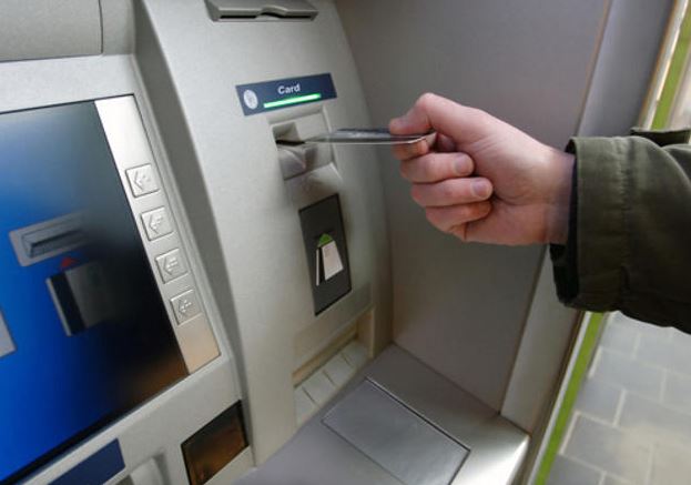 “Prelevare al bancomat ci fa ammalare”, ecco perchè