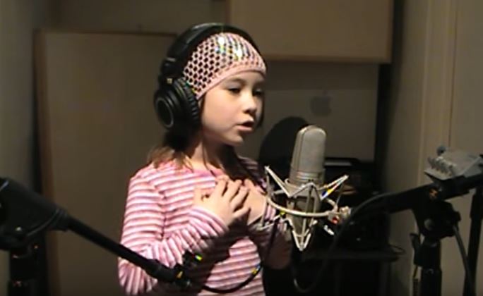 Canta l’inno nazionale americano, la sua voce mette i brividi