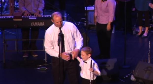 Bimbo cieco e autistico canta “Open the Eyes of My Heart” e lascia tutti senza parole