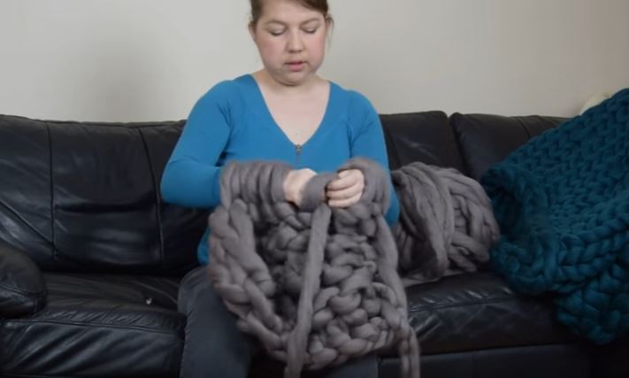 Come realizzare una maxi coperta di lana usando solo le mani – Video