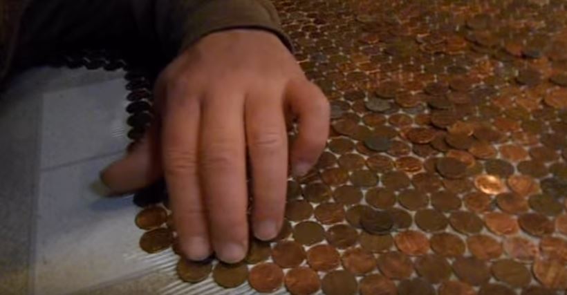 Incolla 15mila monetine sul pavimento, il risultato finale è sorprendente