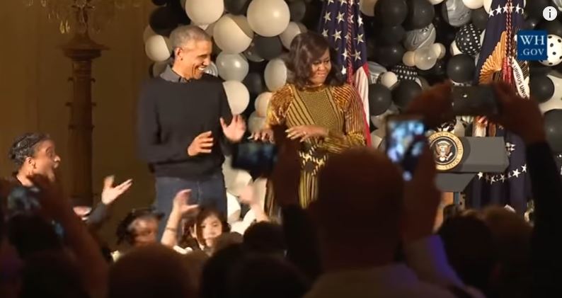 Halloween, Barack e Michelle Obama ballano sulle note di “Thriller”