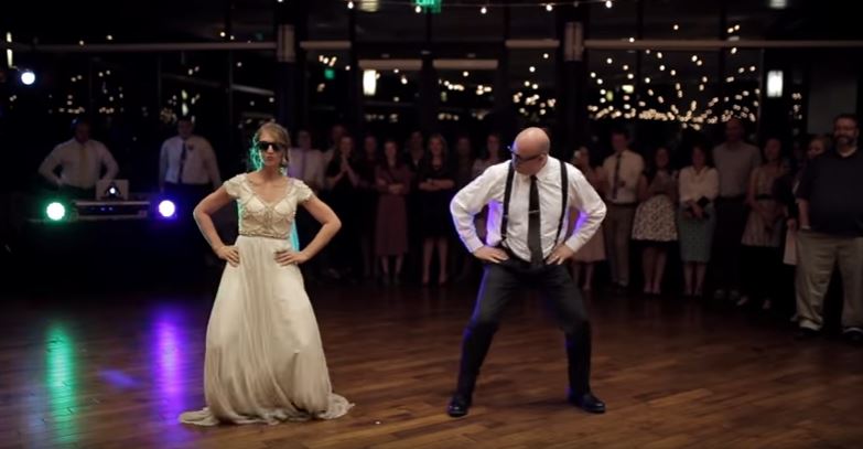 Padre e figlia ballano durante il ricevimento di nozze, la coreografia è travolgente